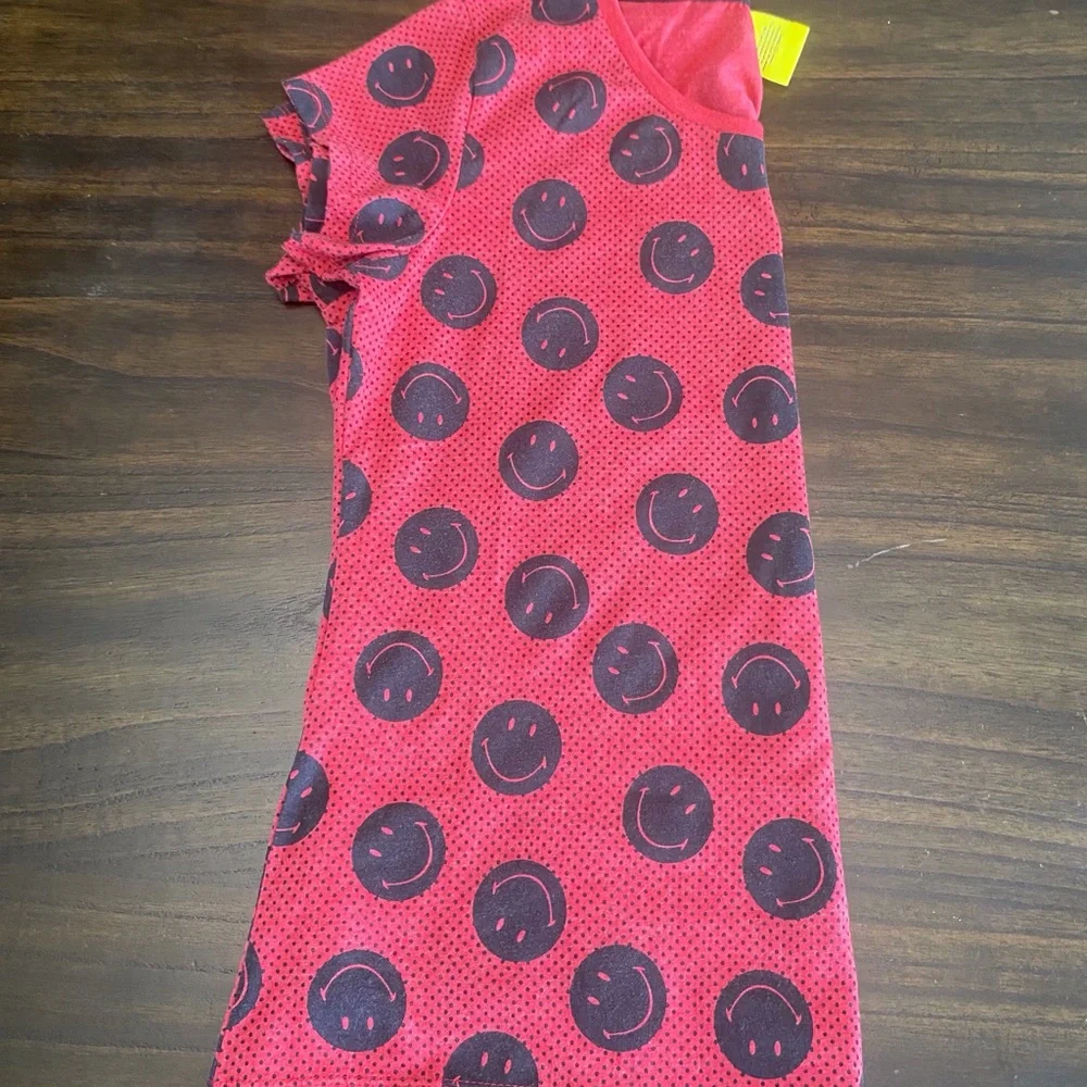 “Smiley London Graphic Tee Red w/ Allover Smiley Faces – Size L”